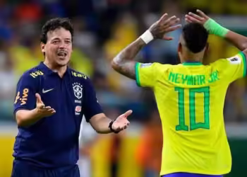 A cruel queda de Fernando Diniz em 2024. Da Seleção Brasileira, o atual campeão da Libertadores treina times universitários