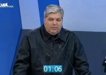 Debate do Uol e Rede TV em SP tem cadeiras parafusadas após agressão de Datena a Marçal
