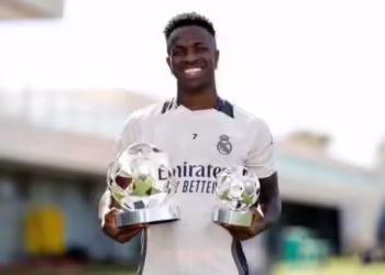 Vini Jr recebe prêmio de melhor jogador da Champions League 2023/2024