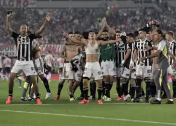 Atlético-MG ignora caldeirão argentino, é perfeito na defesa e fica a um jogo do Mundial