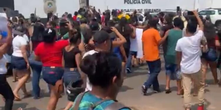 Em Miranda indígenas protestam contra o racismo e pedem respeito a sua história