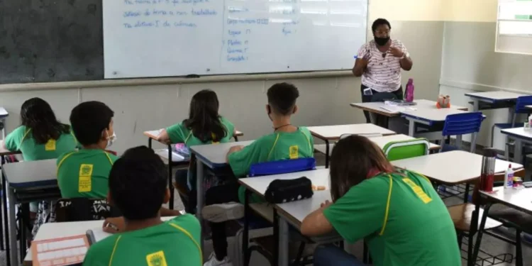 Governo abre 98 novas vagas em processo seletivo para agentes de limpeza e merenda