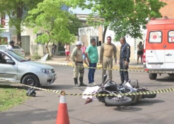 Guarda municipal morre em batida entre carro e moto em Corumbá
