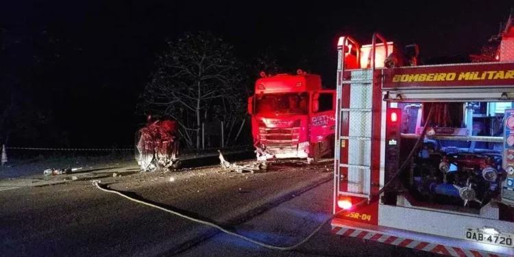 Motorista de carro morre ao bater de frente com carreta