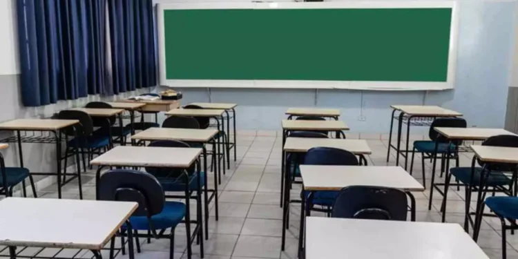 Professor que chamou alunos de ‘pobres’ já teria assediado menina em troca de nota alta na prova