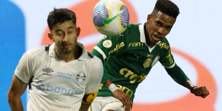 Estêvão decide, Palmeiras bate Grêmio e segue na caça ao Botafogo