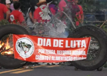 Após 8 horas de protestos, MST libera trecho bloqueado na BR-262