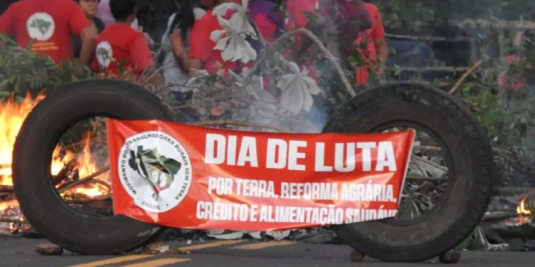 Após 8 horas de protestos, MST libera trecho bloqueado na BR-262