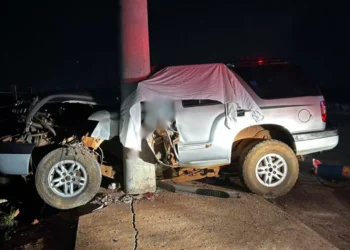 Caminhonete com família bate em poste, pais morrem e criança fica em estado grave em Campo Grande