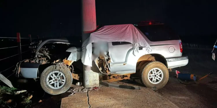 Caminhonete com família bate em poste, pais morrem e criança fica em estado grave em Campo Grande