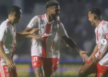 Internacional vence o Vasco em São Januário e chega a 15 jogos de invencibilidade no Brasileiro