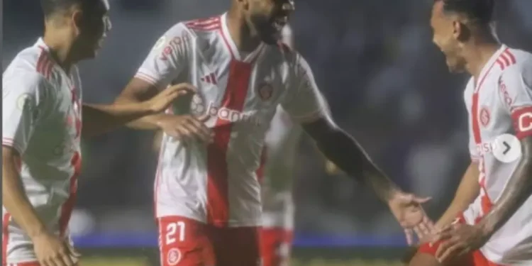 Internacional vence o Vasco em São Januário e chega a 15 jogos de invencibilidade no Brasileiro
