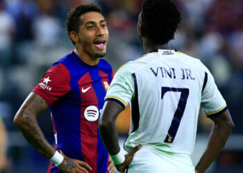 Raphinha brilha no Barcelona e recebe elogios de Romário