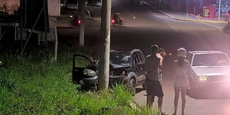 Motorista perde controle do carro, bate em poste e morre em Paranaíba