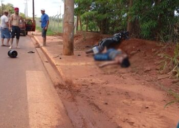 Mulher perde controle de moto, se arrebenta em poste e fica inconsciente em Nova Andradina