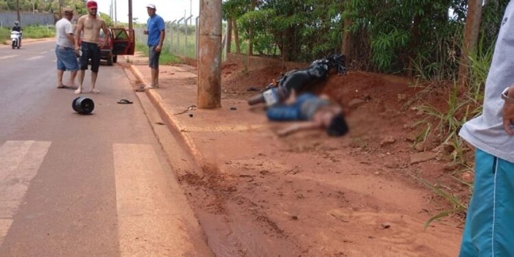Mulher perde controle de moto, se arrebenta em poste e fica inconsciente em Nova Andradina