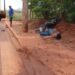 Mulher perde controle de moto, se arrebenta em poste e fica inconsciente em Nova Andradina