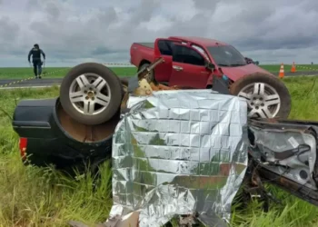 Colisão entre carro e caminhonete mata homem e deixa dois feridos