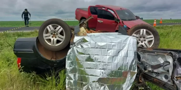 Colisão entre carro e caminhonete mata homem e deixa dois feridos
