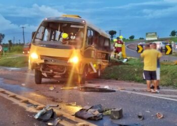 Ônibus atingido por carreta transportava 16 atletas de futsal de Camapuã; 4 estão em estado grave
