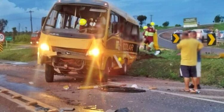 Ônibus atingido por carreta transportava 16 atletas de futsal de Camapuã; 4 estão em estado grave