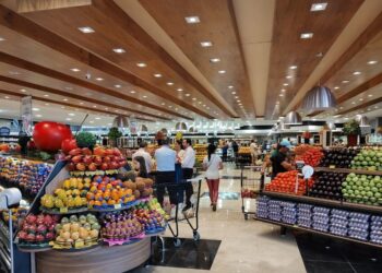 Caixa de supermercado é presa ao passar compra de R$ 2 mil por menos de R$ 15