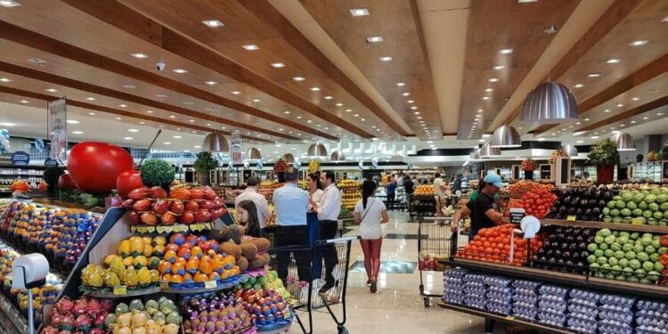 Caixa de supermercado é presa ao passar compra de R$ 2 mil por menos de R$ 15