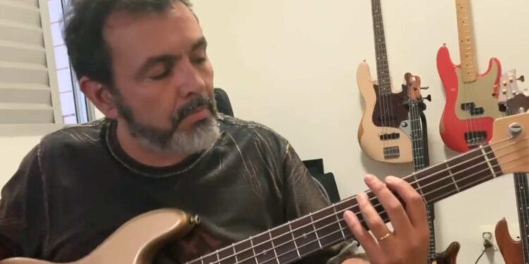 Morre Renato Tommaso, baixista do Jota Quest, aos 54 anos