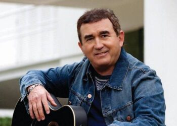 Adolescente de 17 anos revela que namoro com Amado Batista acabou após cantor assumir outro romance