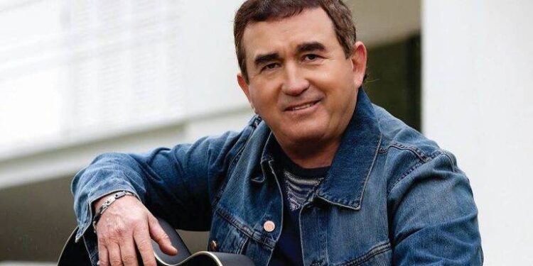 Adolescente de 17 anos revela que namoro com Amado Batista acabou após cantor assumir outro romance