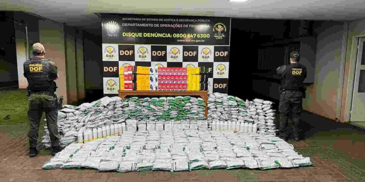 Motorista de carro com mais de R$ 800 mil em agrotóxicos e celulares sai da pista e acaba preso