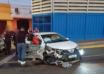 Imagens mostram momento da batida de carro em frente ao Camelódromo de Campo Grande