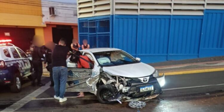 Imagens mostram momento da batida de carro em frente ao Camelódromo de Campo Grande