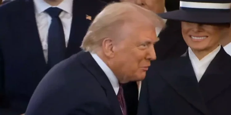 Trump se torna 47º presidente dos Estados Unidos após prestar juramento em cerimônia
