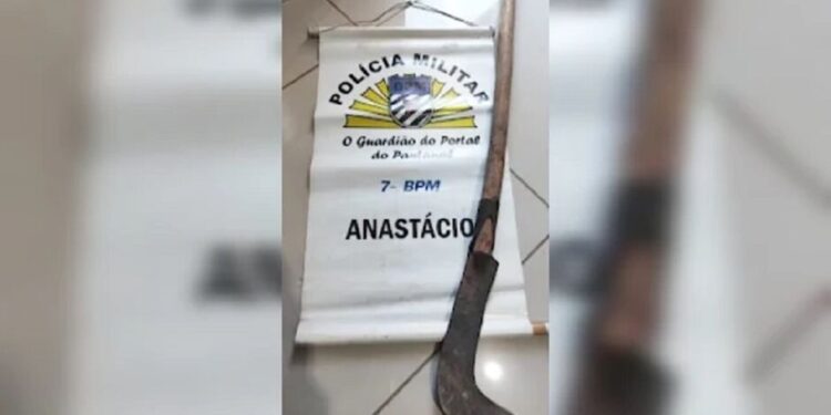 Filho é preso por ameaçar pai com foice em Anastácio