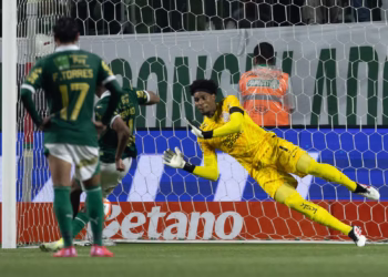 Hugo, outra vez sensacional, defende pênalti de Estêvão, que chora. Empate frustra o Palmeiras, com um a mais. Corinthians é líder geral