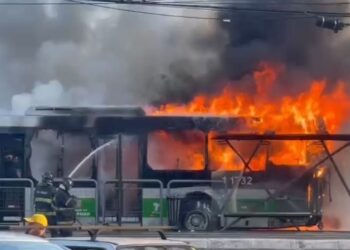 Avião cai sobre ônibus na zona oeste de SP; 2 corpos são encontrados