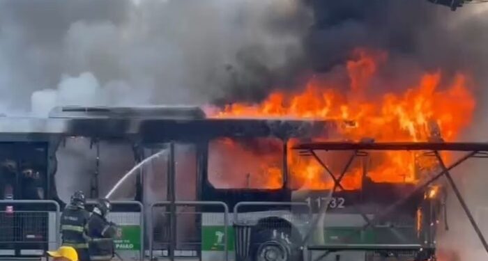 Avião cai sobre ônibus na zona oeste de SP; 2 corpos são encontrados