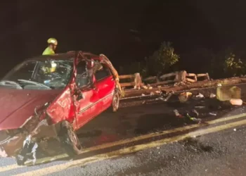Condutora embriagada capota carro em ponte, passageira é lançada e desaparece em rio