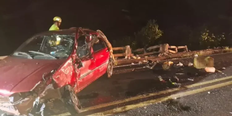 Condutora embriagada capota carro em ponte, passageira é lançada e desaparece em rio