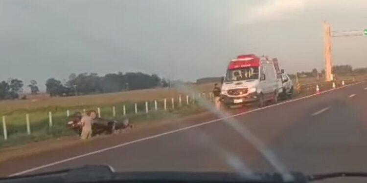Motorista capota carro na BR-262, em Terenos