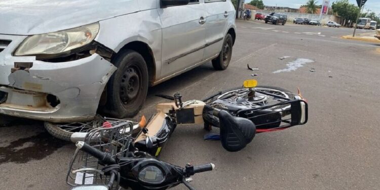 Homem fica ferido em acidente envolvendo carro e bicicleta elétrica em Aquidauana