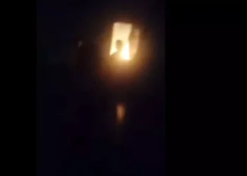 Revoltados, moradores incendeiam casa de idoso que estuprou crianças em troca de R$ 100