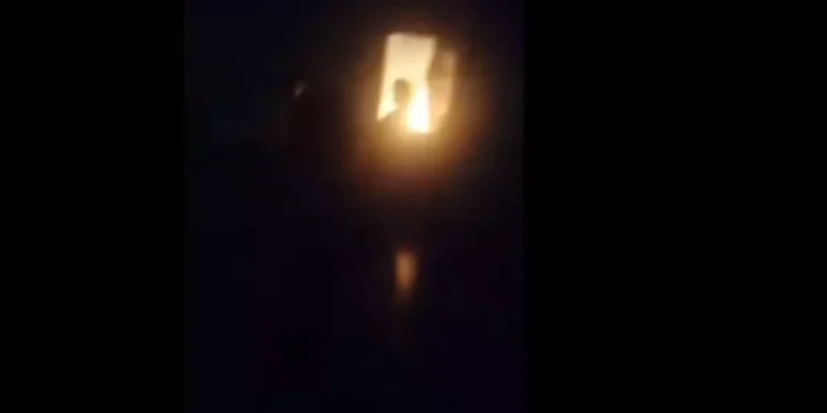Revoltados, moradores incendeiam casa de idoso que estuprou crianças em troca de R$ 100