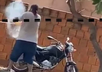Em MS, homem tenta matar esposa, filhos e nora e deixa veículo incendiado