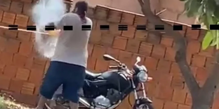 Em MS, homem tenta matar esposa, filhos e nora e deixa veículo incendiado