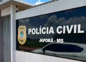 Caminhoneiro tomba carga de carne e morre preso às ferragens em rodovia de MS