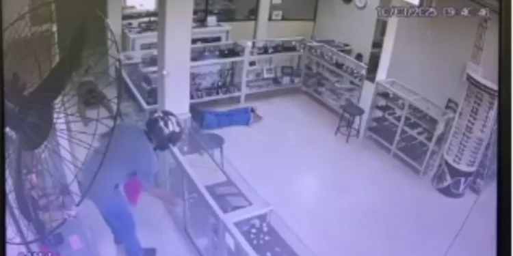 Criminoso fez reféns de escudo humano durante roubo de R$ 200 mil a joalheria em Jardim.