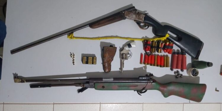 Filha é resgatada de cárcere e pai é preso com duas armas em Ladário