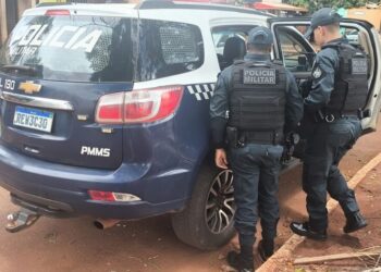 ‘Amostradinho’ empina moto na frente da polícia e é preso em Bataguassu